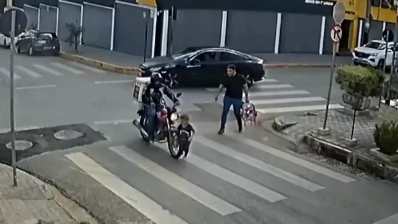Criança de 4 anos atropelada em faixa de pedestres em BH: câmeras registram o momento