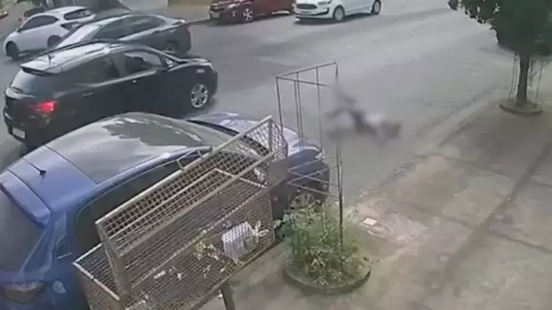 Criança de 7 anos é atropelada na saída de escola em BH; câmeras registram o momento