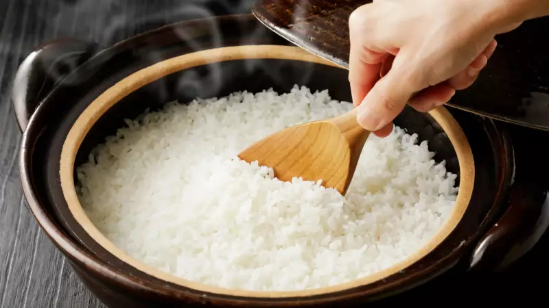 Cuidado ao reaquecer arroz: entenda os riscos para a saúde e como evitar