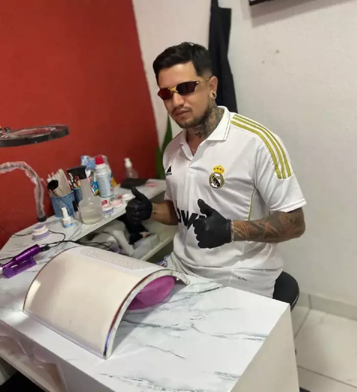 De instalador a designer de unhas: homem transforma ajuda à esposa em profissão de sucesso