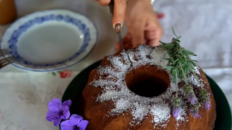 Delícias de Santa Catarina: Bolo de Maçã com Especiarias e Doce de Leite de Ovelha para Apreciar em Casa