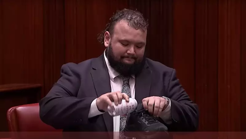 Deputado australiano viraliza ao beber cerveja no sapato em discurso de despedida no parlamento