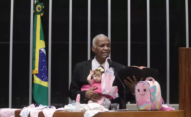 Deputado emociona Câmara com bebê reborn: