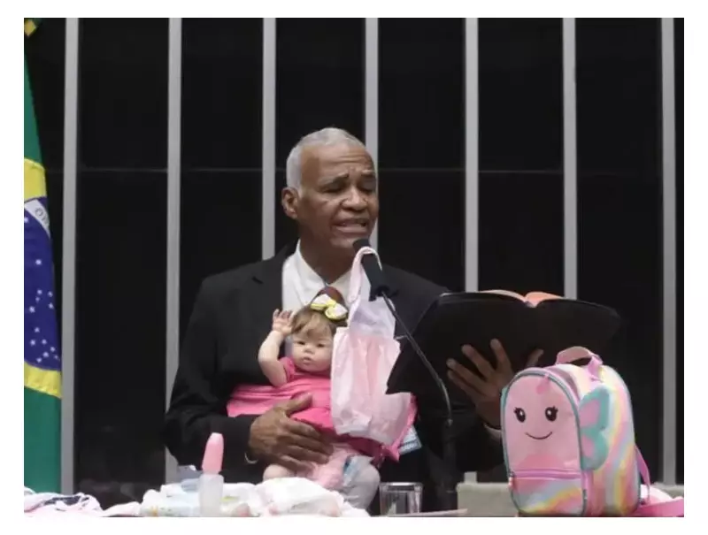 Deputado pastor usa boneca reborn em discurso na Câmara e gera polêmica
