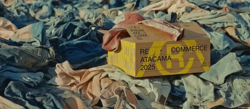 Deserto do Atacama vira lixão de roupas: campanha resgata peças descartadas