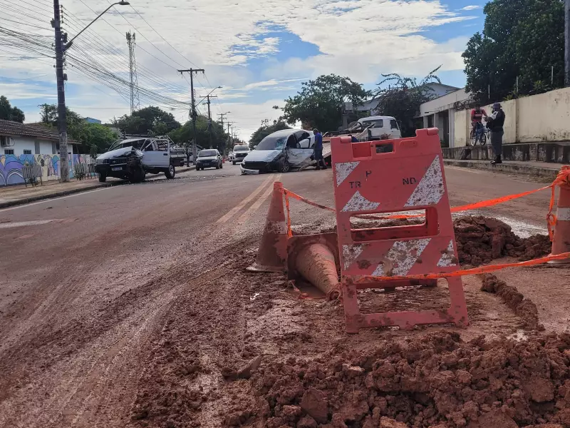 Desvio em obra de rodovia pode ter causado grave acidente entre carros em Macapá