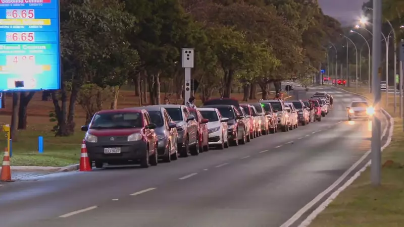 Dia sem impostos no DF: filas gigantes e gasolina a R$ 4,52 atraem motoristas madrugadores