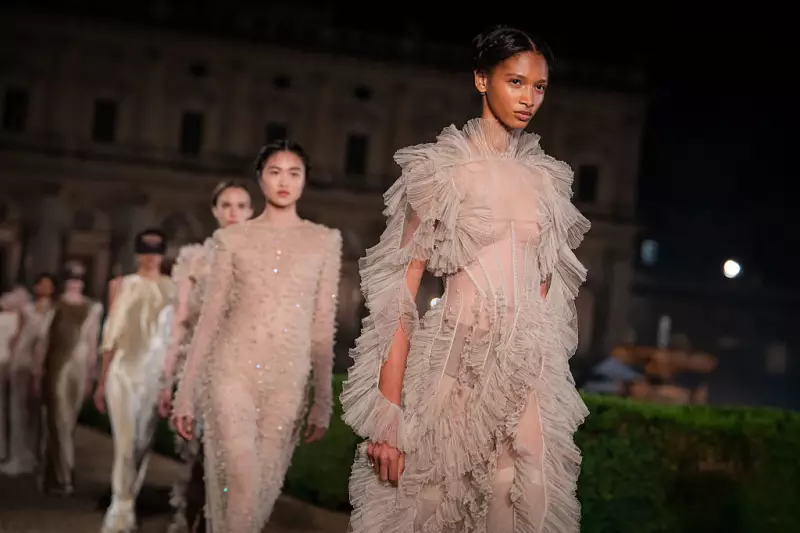 Dior celebra a 'Dolce Vita' com looks claros e transparentes em desfile deslumbrante em Roma