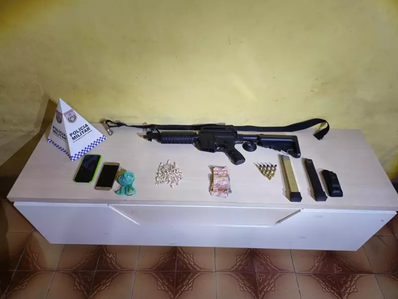 Dois jovens são presos com arma e drogas em Barra Mansa: ação da PM