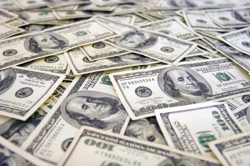 Dólar cai e Ibovespa dispara após acordo EUA-UE e dados da inflação no Brasil