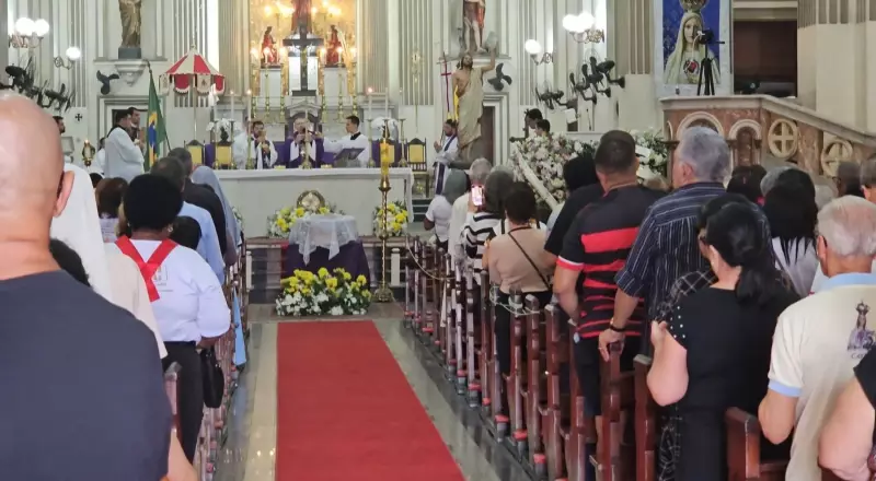Dom Roberto Gomes Guimarães: Fieis se despedem do bispo emérito de Campos em cerimônia emocionante