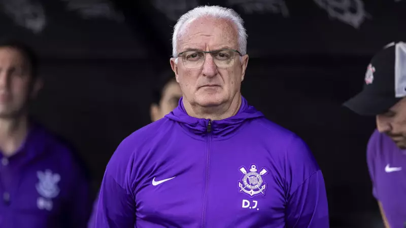 Dorival Júnior fala sobre elenco blindado e foco no futebol: 'Não nos envolvemos em questões políticas'