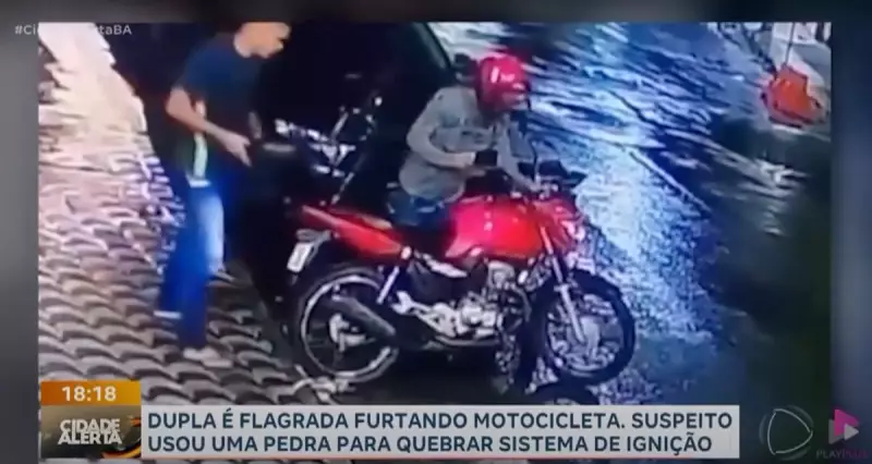 Dupla é flagrada furtando motocicleta em Candeias, BA: veja detalhes