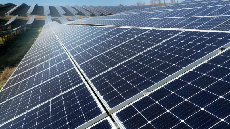 Energia solar avança em prédios públicos: 15 mil imóveis adaptados no Brasil