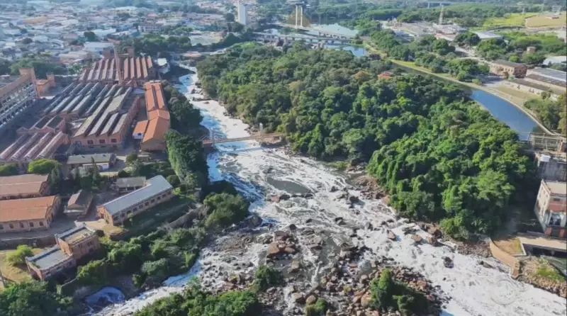 Espuma tóxica volta a assustar em Salto: Rio Tietê sofre com poluição
