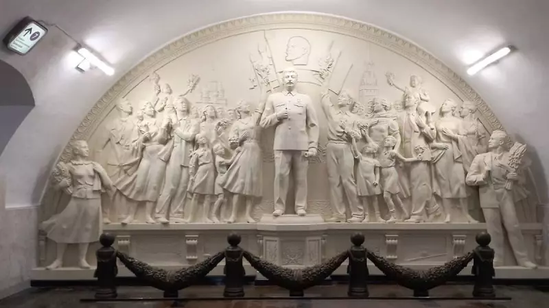 Estátua de Stalin volta ao metrô de Moscou: qual o significado por trás da polêmica homenagem?