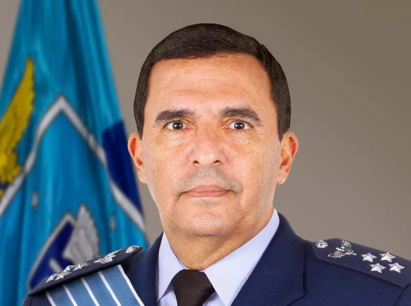 Ex-comandante da FAB revela esforços para conter radicalismo no governo Bolsonaro