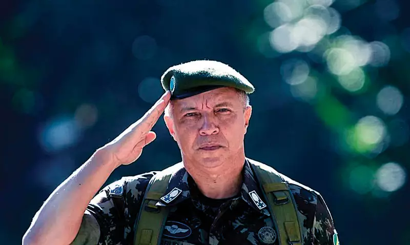 Ex-comandante do Exército evita polêmicas e relata prisão de vândalos em 8 de janeiro
