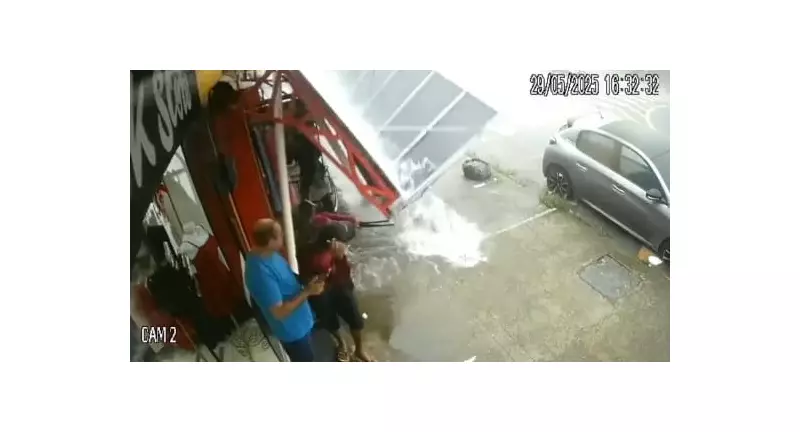 Fachada de loja desaba ao lado de ciclista durante tempestade em Macapá; veja o vídeo