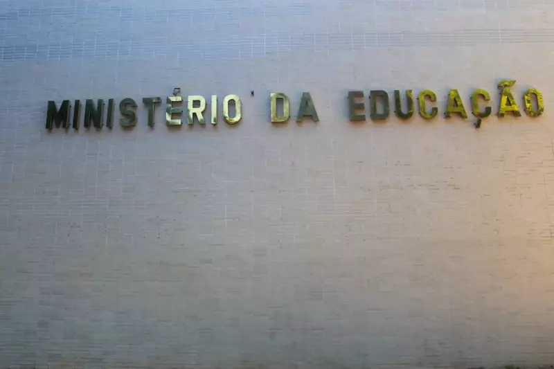 Fake news! Anúncio de 150 mil vagas para agente escolar imita site do MEC