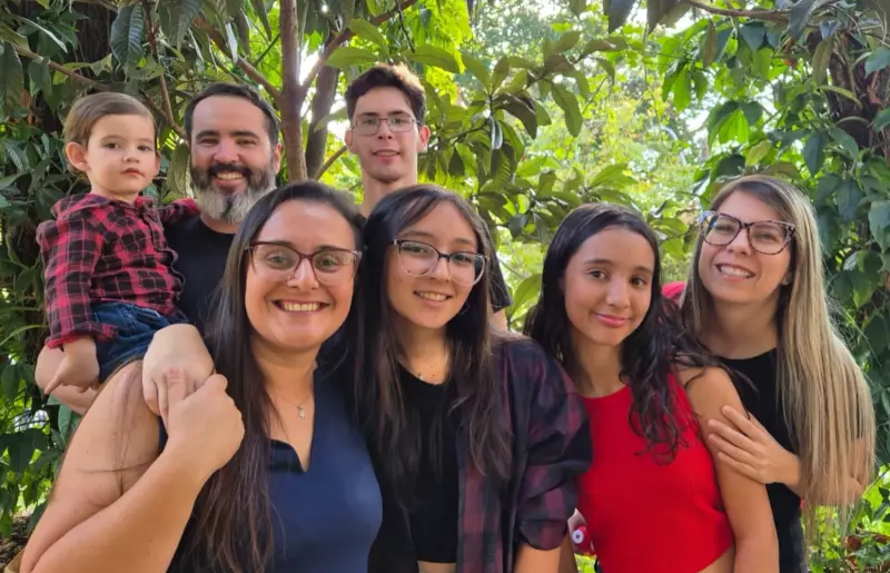 Família poliamorosa revela como terapia e empatia transformaram seus relacionamentos