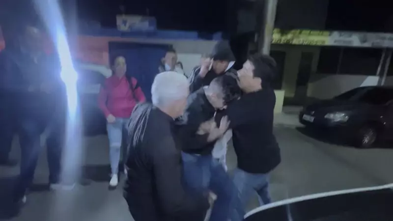 Família revolta agride suspeito de matar adolescente durante prisão em delegacia — Veja vídeo