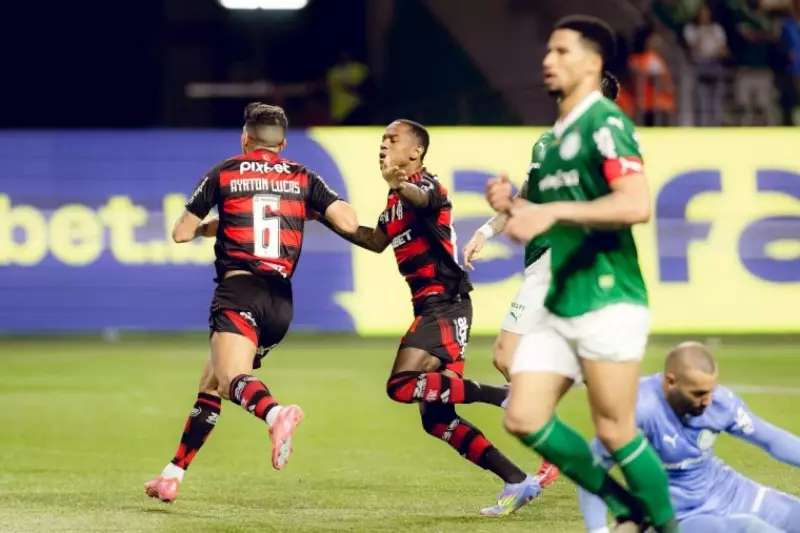 Flamengo vence o Palmeiras fora de casa e se aproxima da liderança do Brasileirão