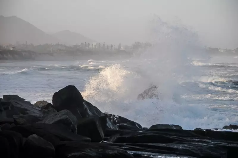 Florianópolis em alerta: ressaca provoca mar agitado e ondas de até 4 metros