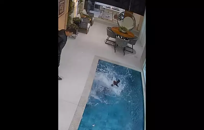 Fotógrafo tem momento inusitado ao cair em piscina de apartamento de luxo em Itapema; veja o vídeo