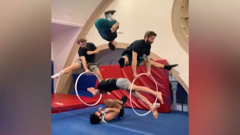 Ginastas canadenses encantam com performance inovadora de bambolê e teatro