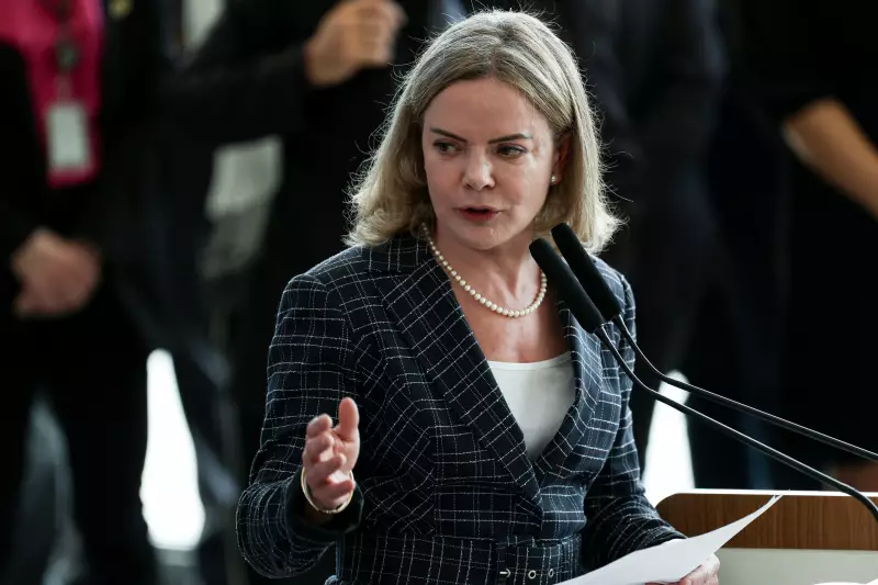 Gleisi Hoffmann acusa Bolsonaro por fraudes no INSS, mas rejeita CPI