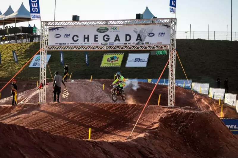 Governador de Mato Grosso marca presença em treinos do Campeonato Brasileiro de Motocross