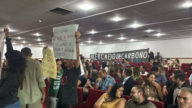 Governador Gladson Cameli é interrompido por protesto durante reunião do GCF no Acre