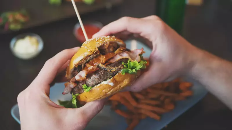 Hambúrguer com batata frita: como aproveitar sem culpa e com saúde