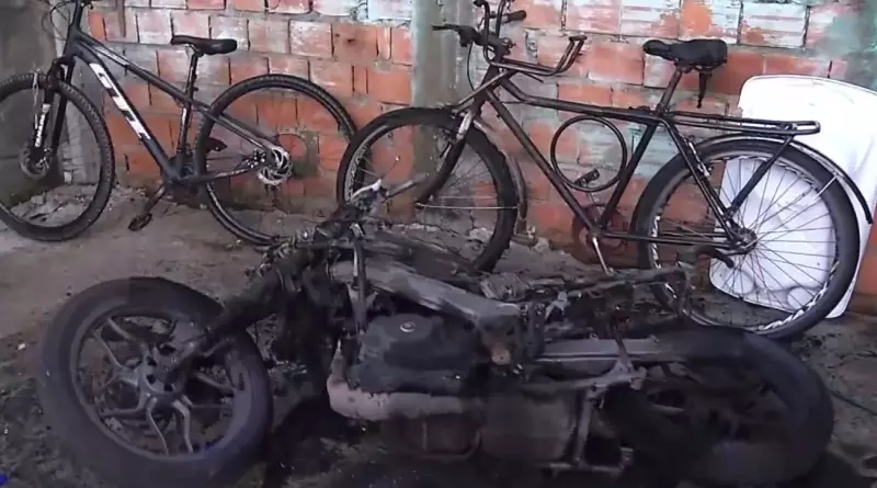 Homem ataca moradores com barra de ferro e incendeia moto em Belém: veja detalhes