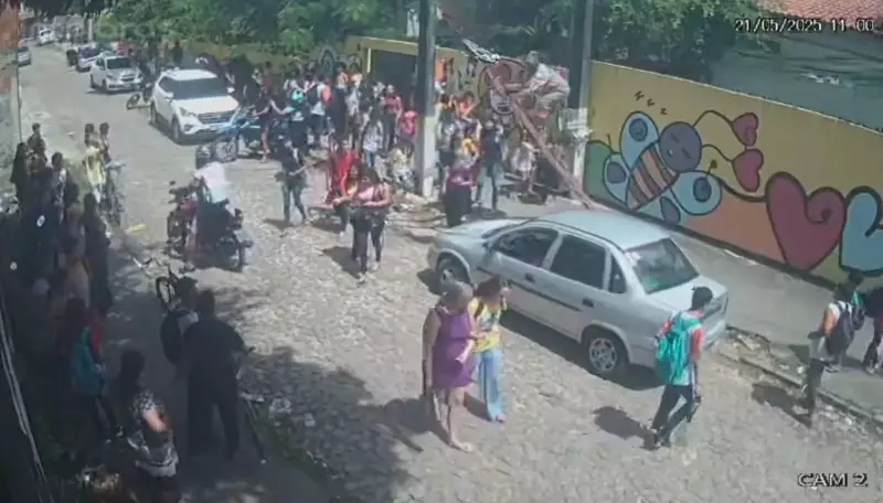 Homem cai de escada apoiada em fios de poste durante saída de alunos em escola no Ceará