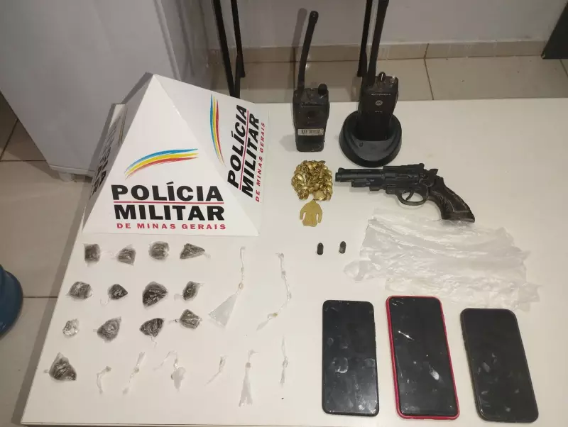 Homem cai de telhado ao fugir da PM em MG: quatro detidos e cena dramática