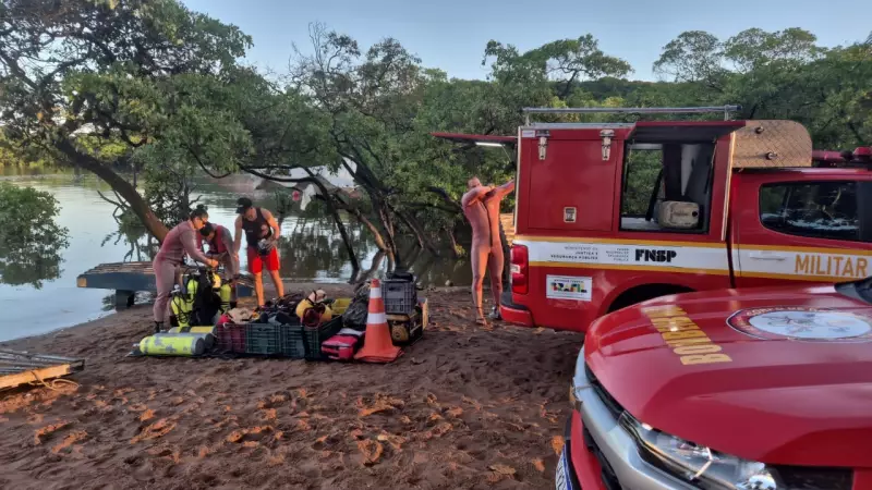 Homem desaparece após pular de barco em Barra de Gramame: Bombeiros em busca
