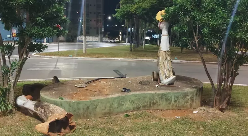 Homem destrói monumento em praça de Patos de Minas e é detido pela polícia