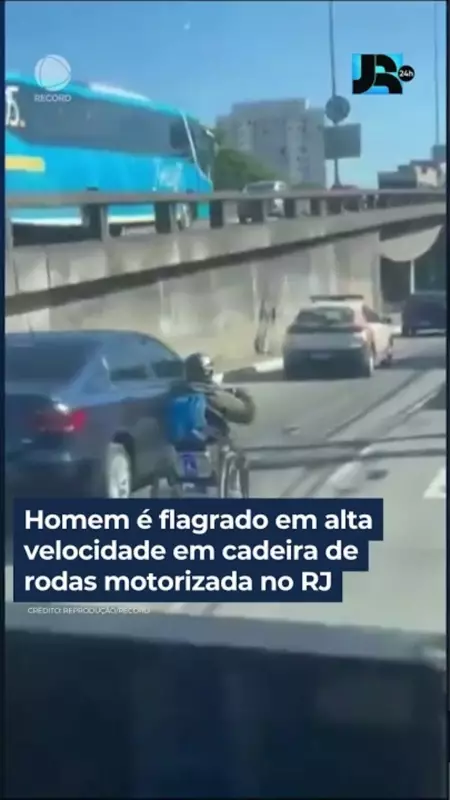 Homem é flagrado em cadeira de rodas motorizada em alta velocidade no RJ — veja o vídeo!