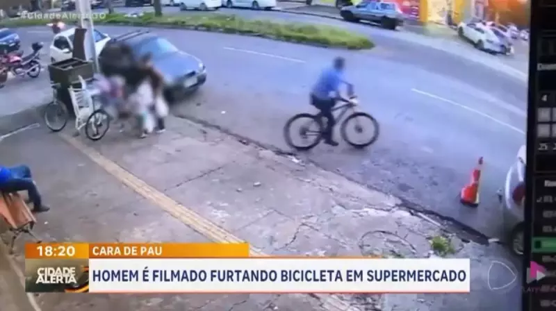 Homem é flagrado furtando bicicleta em frente a supermercado em Goiás — veja o vídeo!