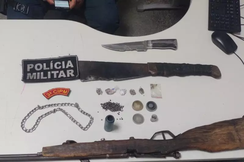 Homem é preso após ameaçar esposa e bebê com espingarda e facão em Maruim