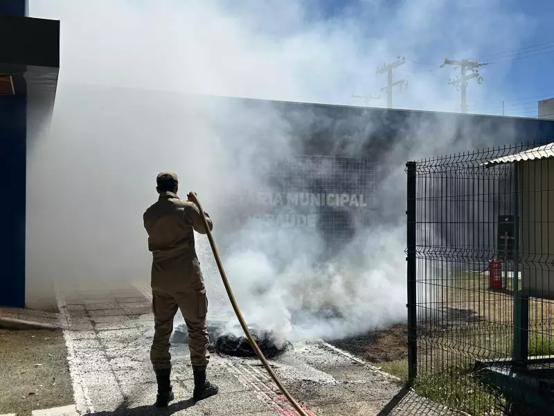 Homem é preso após queimar pneus em protesto por demora no atendimento à esposa em MT