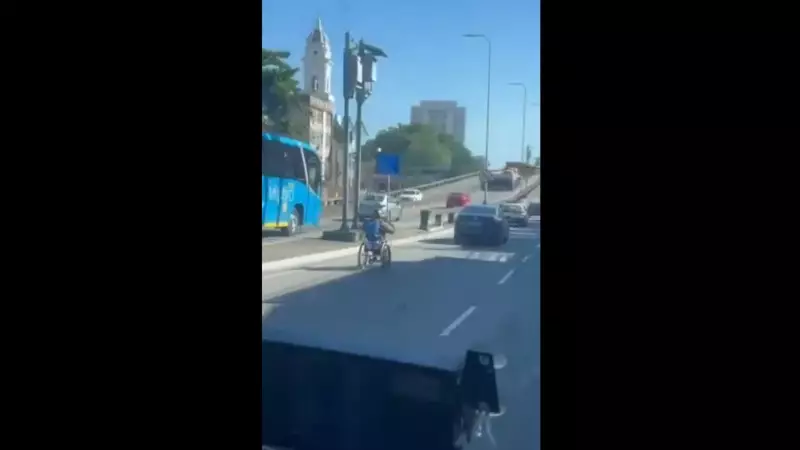 Homem em cadeira de rodas choca ao fazer ultrapassagens perigosas no trânsito | Vídeo
