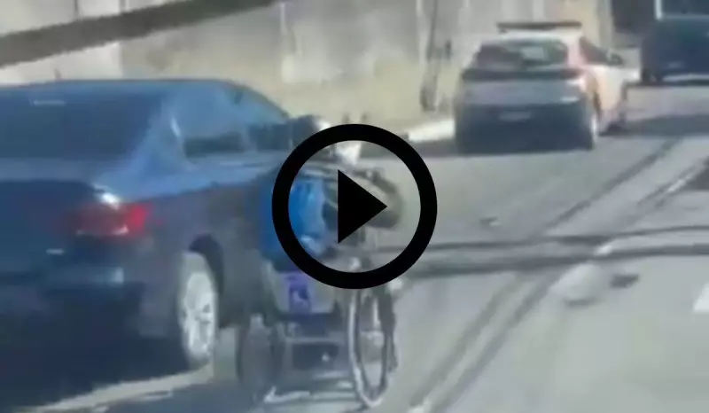 Homem em cadeira de rodas motorizada surpreende ao ultrapassar carros no RJ — Veja o vídeo!