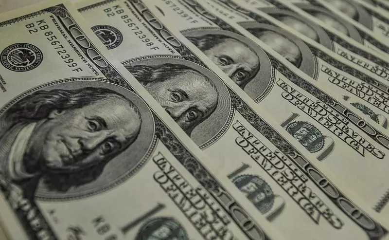 Ibovespa cai e dólar sobe após congelamento de R$ 31,3 bilhões no orçamento brasileiro