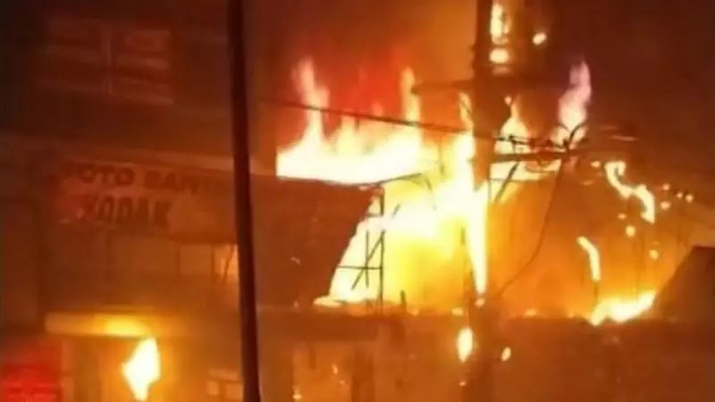 Incêndio de grandes proporções atinge centro comercial em São João de Meriti — Veja imagens