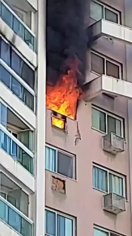 Incêndio de grandes proporções atinge prédio na Barra da Tijuca, no Rio de Janeiro