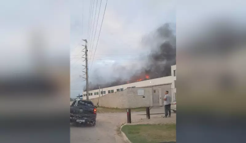 Incêndio de grandes proporções destrói galpão de empresa em Araçariguama