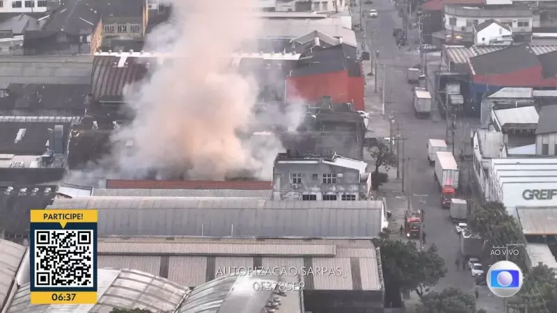 Incêndio de grandes proporções destrói galpão na Zona Norte do Rio